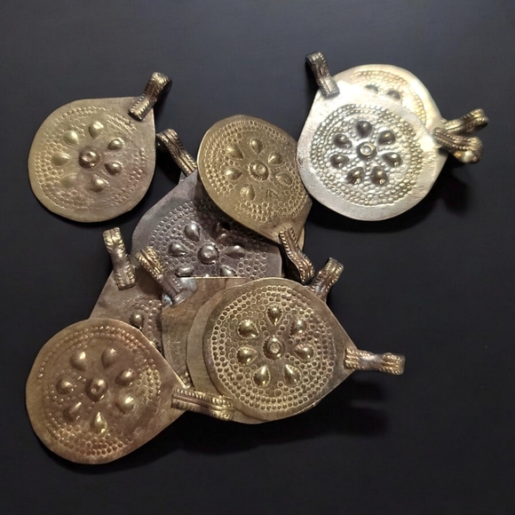 *New*  Unique Vintage Silver Metal  Embossed Charms/Pendants (6 Pairs per bag) - Picture 2 of 6